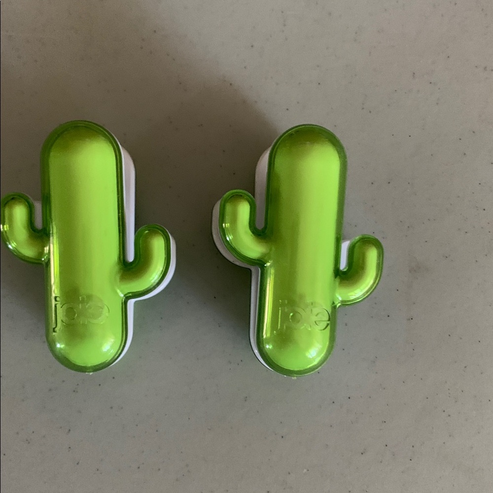 Joie Bright Green Cactus Clips